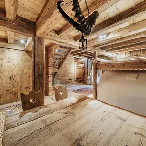 Luxury Cortina Homestay
